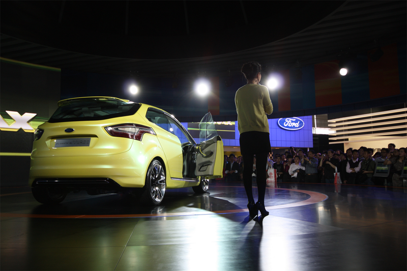 Illustration for article titled 2009 Ford Fiesta Gets Cirque Du Soleil'd In Shanghai